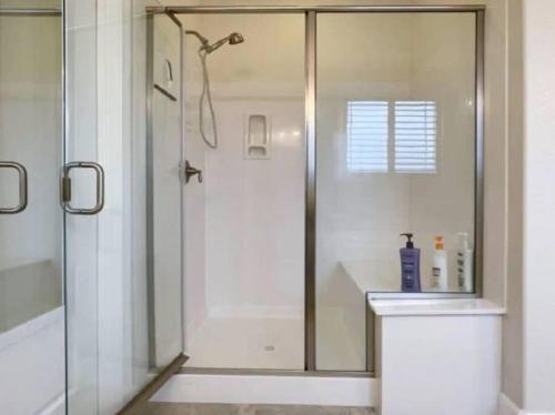 Ένα μπάνιο στο Amazing Lincoln Home with Pool and Hot Tub