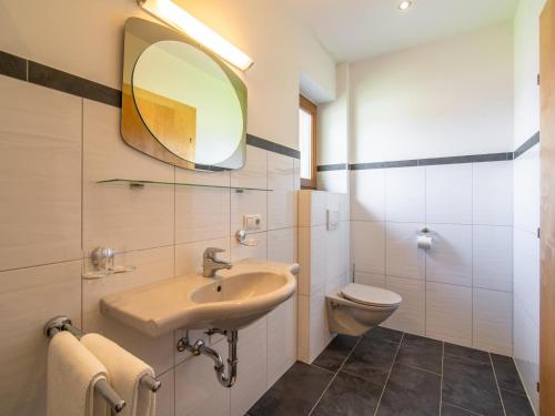 łazienka z umywalką i toaletą w obiekcie Ferienhaus Haas II w mieście Haslach