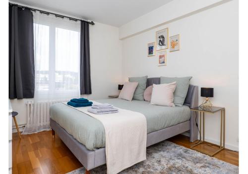 une chambre avec un lit et une fenêtre dans l'établissement Appartement fonctionnel, balcon ,2 minutes gare ,17 minutes Paris, à Cormeilles-en-Parisis