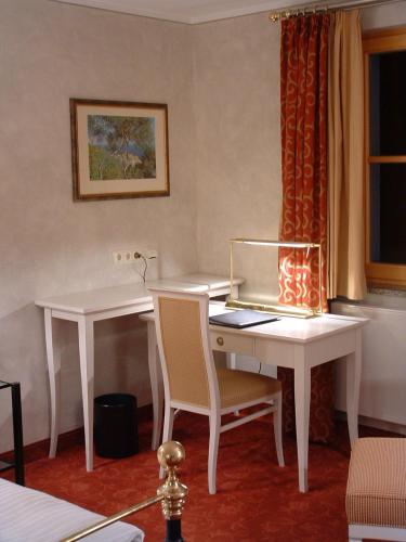 a white desk with a laptop on top of it at Altstadthotel Bräuwirt in Weiden