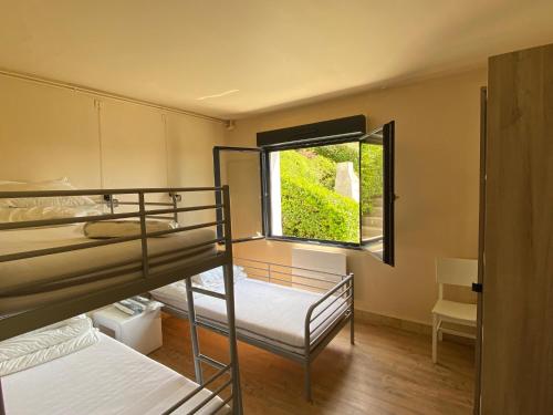 une chambre avec deux lits superposés et une fenêtre dans l'établissement Maison avec vue mer sur les hauteurs d'Equihen-Plage, à Équihen-Plage