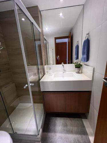 a bathroom with a sink and a shower at GUARAJUBA Porto Smeralda Flat in Guarajuba