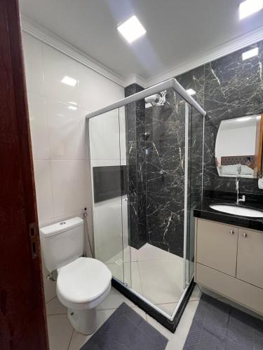 une salle de bains avec douche, toilettes et lavabo dans l'établissement Apartamento com 3 quartos no centro de Domingos Martins, à Domingos Martins
