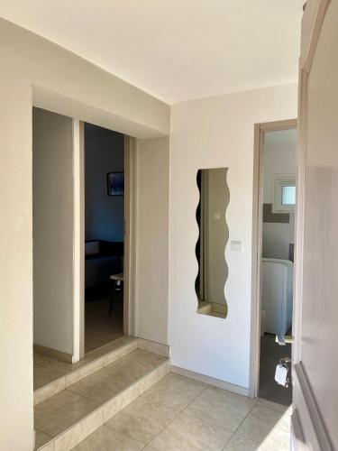 un salon avec un couloir avec une porte et une chambre avec dans l'établissement Le Micocoulier, à La Crau