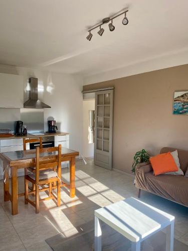 un salon avec une table et un canapé dans l'établissement Le Micocoulier, à La Crau