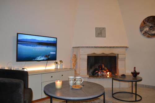 Televisyen dan/atau pusat hiburan di Lakeview Balcony in Kastoria