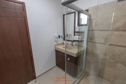 ein Badezimmer mit Waschbecken und Dusche in der Unterkunft 1 Reserva hoy mismo y disfruta tu estancia in Mazatlán