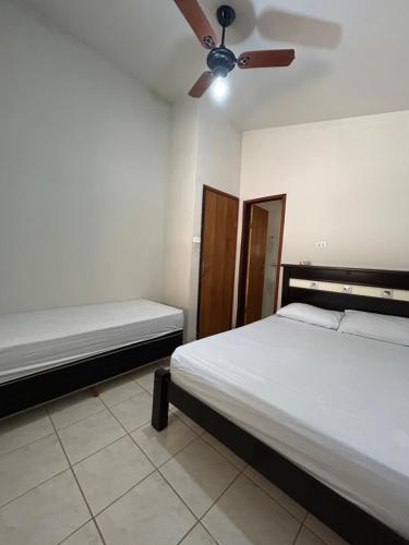 En eller flere senge i et værelse på Refugio a Beira do lago Piscina Churrasqueira Vista privelegiada para o Por dos sol Canto dos Passaros