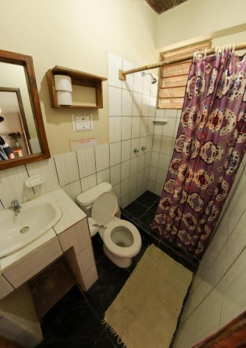 un piccolo bagno con un water e un lavandino di La Casa Hostel ad Ayampe