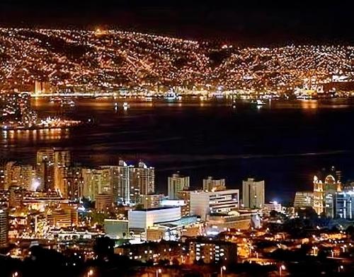 een uitzicht op een stad 's nachts met lichten bij Viña Town House in Viña del Mar