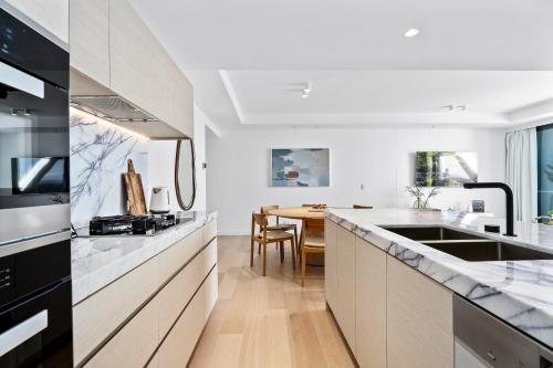 Cucina o angolo cottura di Jewel Beachfront Residences