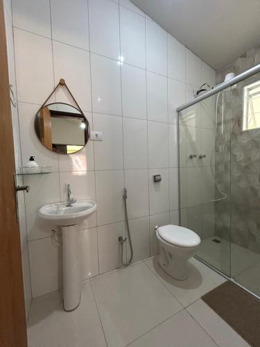 Et badeværelse på Refugio a Beira do lago Piscina Churrasqueira Vista privelegiada para o Por dos sol Canto dos Passaros