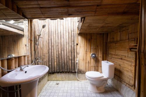 a bathroom with a toilet and a sink at Monruamsuk Homestay Cafe and Bistro in Chiang Mai