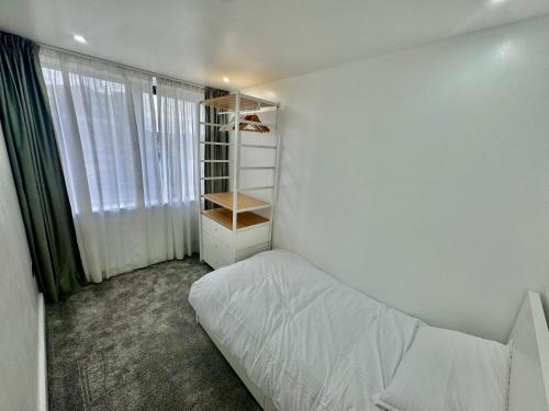 Giường trong phòng chung tại Luxury 2 BED Entire Apartment-Near Tube & Shopping centre