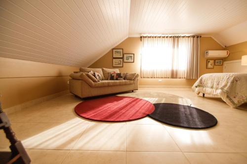 a living room with a couch and a rug on the floor at Rancho P&R in Balsa Nova