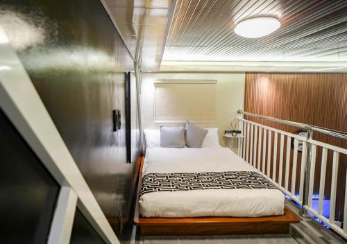 Postel nebo postele na pokoji v ubytování MetroNOOK Lucena Cozy Loft Type, AC, WI-FI,Netflix,Prime Video