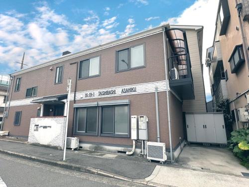 a brick building on a city street with a street at 森の仲間たち in太子橋 1 丁目 in Osaka