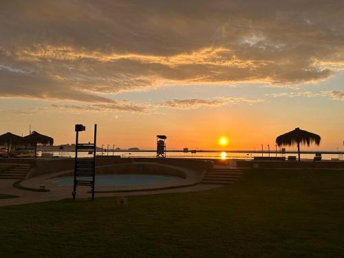 a sunset at the beach with the sun setting at San Alfonso del Mar la mejor vista de Algarrobo in Algarrobo