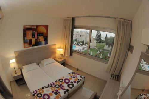 Cama o camas de una habitación en Frixos Suites Hotel Apartments