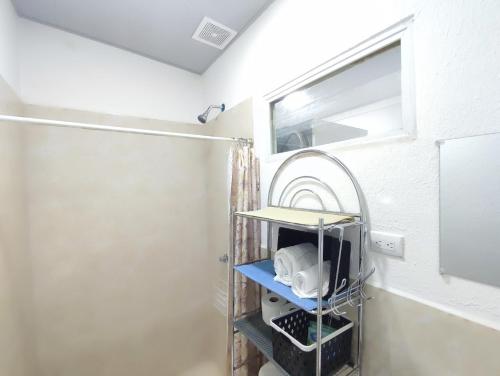 un bagno con uno specchio e un lavandino di KIRAz a Turín