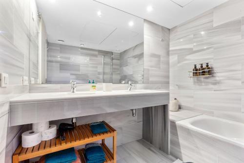 een witte badkamer met een wastafel en een bad bij Penthouse With The Best Views! in Barcelona