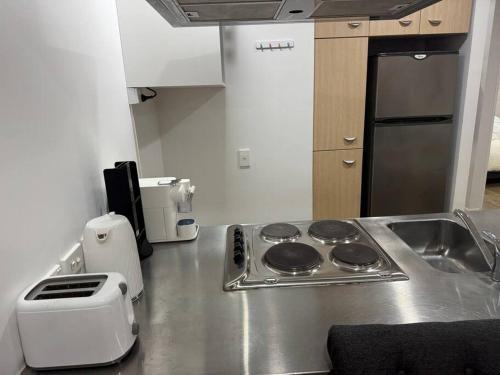 Dapur atau dapur kecil di Stunning 3 bd 2 bth city apt Pool and Carpark