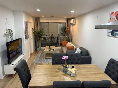 Televisyen dan/atau pusat hiburan di Stunning 3 bd 2 bth city apt Pool and Carpark