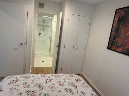 Bilik mandi di Stunning 3 bd 2 bth city apt Pool and Carpark