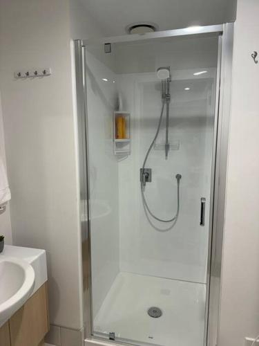 Bilik mandi di Stunning 3 bd 2 bth city apt Pool and Carpark