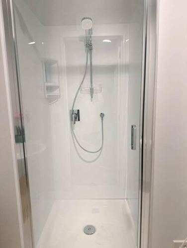 Bilik mandi di Stunning 3 bd 2 bth city apt Pool and Carpark
