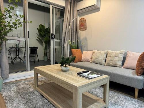 Ruang duduk di Stunning 3 bd 2 bth city apt Pool and Carpark