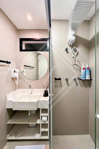 a bathroom with a sink and a shower at Zainalofts7 Vila Madalena -AC e 500m metrô 2002 EC in Sao Paulo