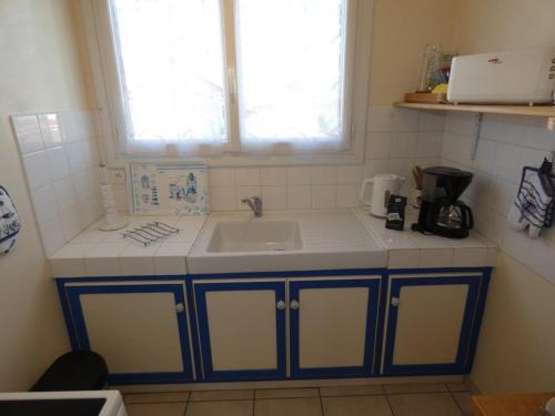 a kitchen with a sink and a window at Notre Dame de Monts (85) - Location Appartement 50m² environ - 6 personnes - FR-1-540-4 in Notre-Dame-de-Monts