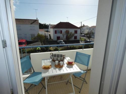 un balcon avec une table et des chaises sur un balcon dans l'établissement Appartement Confort 2 Ch. - Plage Sud - Balcon Sud, Parking - Accès Direct Plage- 6 Pers. - FR-1-540-4, à Notre-Dame-de-Monts