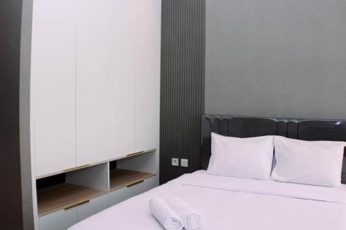 Postel nebo postele na pokoji v ubytování Modern Look and Restful Studio at 32th Floor Vasanta Innopark Apartment By Travelio