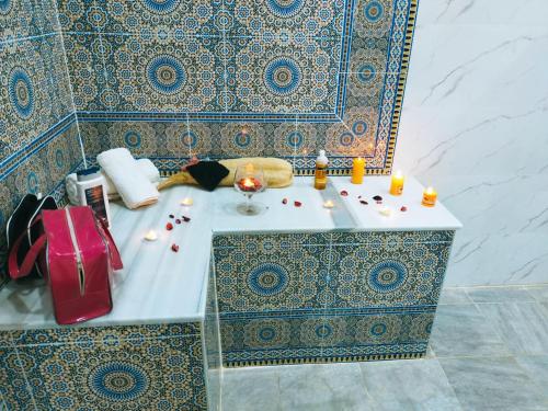 a bathroom with a tub with candles on it at Appartement entier avec Terasse, Hammam, BBQ in Alger