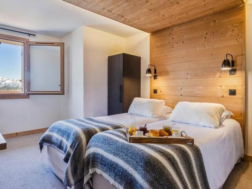 - 2 lits dans une chambre d'hôtel avec un plateau de fruits dans l'établissement Appartement 2P cosy avec spa aux Saisies, près des pistes - FR-1-810-5, aux Saisies