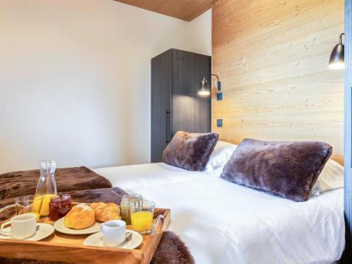 Postel nebo postele na pokoji v ubytování Appartement 3 pièces avec Spa et Parking aux Saisies - FR-1-810-7