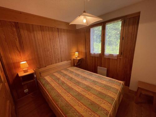 - une chambre avec un lit, une fenêtre et 2 lampes dans l'établissement Appartement 3 pièces, Les Saisies, ski-in, 9 pers, balcon sud - FR-1-810-18, aux Saisies