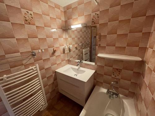 une salle de bain avec un lavabo, des toilettes et un miroir dans l'établissement Appartement cosy 2 pièces - Proche pistes - Terrasse sud - 4 pers - FR-1-810-24, aux Saisies
