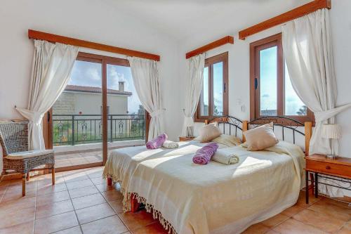 Postel nebo postele na pokoji v ubytování Argaka Beach Villa