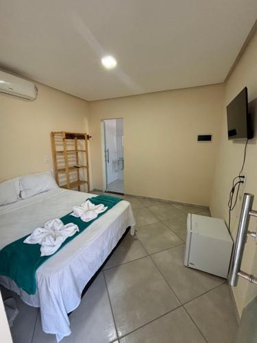 Uma TV ou centro de entretenimento em Pousada Vista da Serra - Suzart