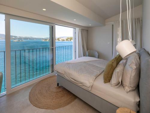 una camera con letto e vista sull'acqua di Villa Simpleza - Six Bedroom Villa with Private Pool and Jacuzzi a Klek