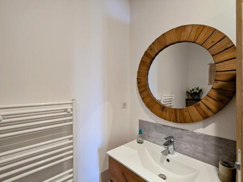 un bagno con lavandino e specchio di Chambre Bohème avec piscine chauffée et Wi-Fi gratuit - FR-1-591-704 a Faverolles