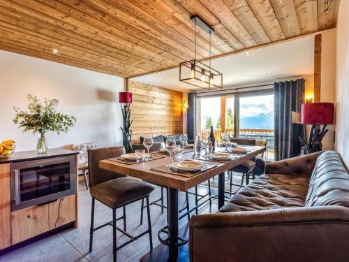 une salle à manger avec une table et un canapé dans l'établissement Appartement 5 pièces, Les Saisies, jacuzzi, parking, skis aux pieds - FR-1-810-15, aux Saisies