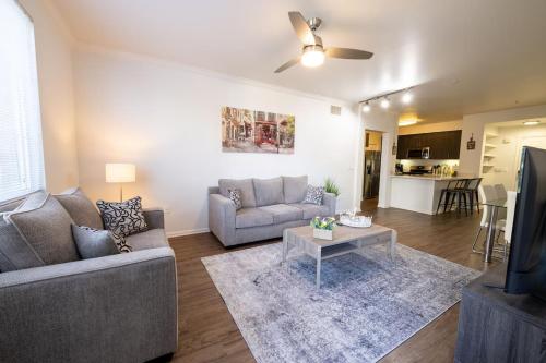 Luxury Venice Getaway - Full Two Bedroom Apartment with Balcony - Pool & Gym
