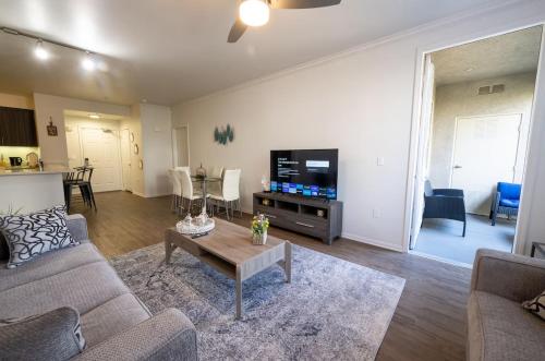 Luxury Venice Getaway - Full Two Bedroom Apartment with Balcony - Pool & Gym