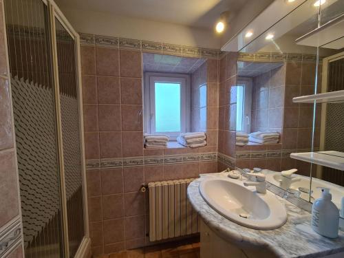 une salle de bain avec un lavabo et un miroir dans l'établissement Chambres d'hôtes avec salle de jeux en Berry - FR-1-591-694, à Saulnay