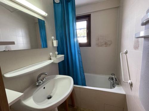une salle de bain avec un lavabo, une baignoire et un miroir dans l'établissement Charmant T2 en Savoie, Pied des pistes, 7 pers. - FR-1-810-20, aux Saisies