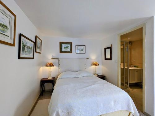 a bedroom with a white bed and two lamps at Charmantes chambres d'hôtes avec petit-déjeuner à Azay-le-Ferron - FR-1-591-674 in Azay-le-Ferron
